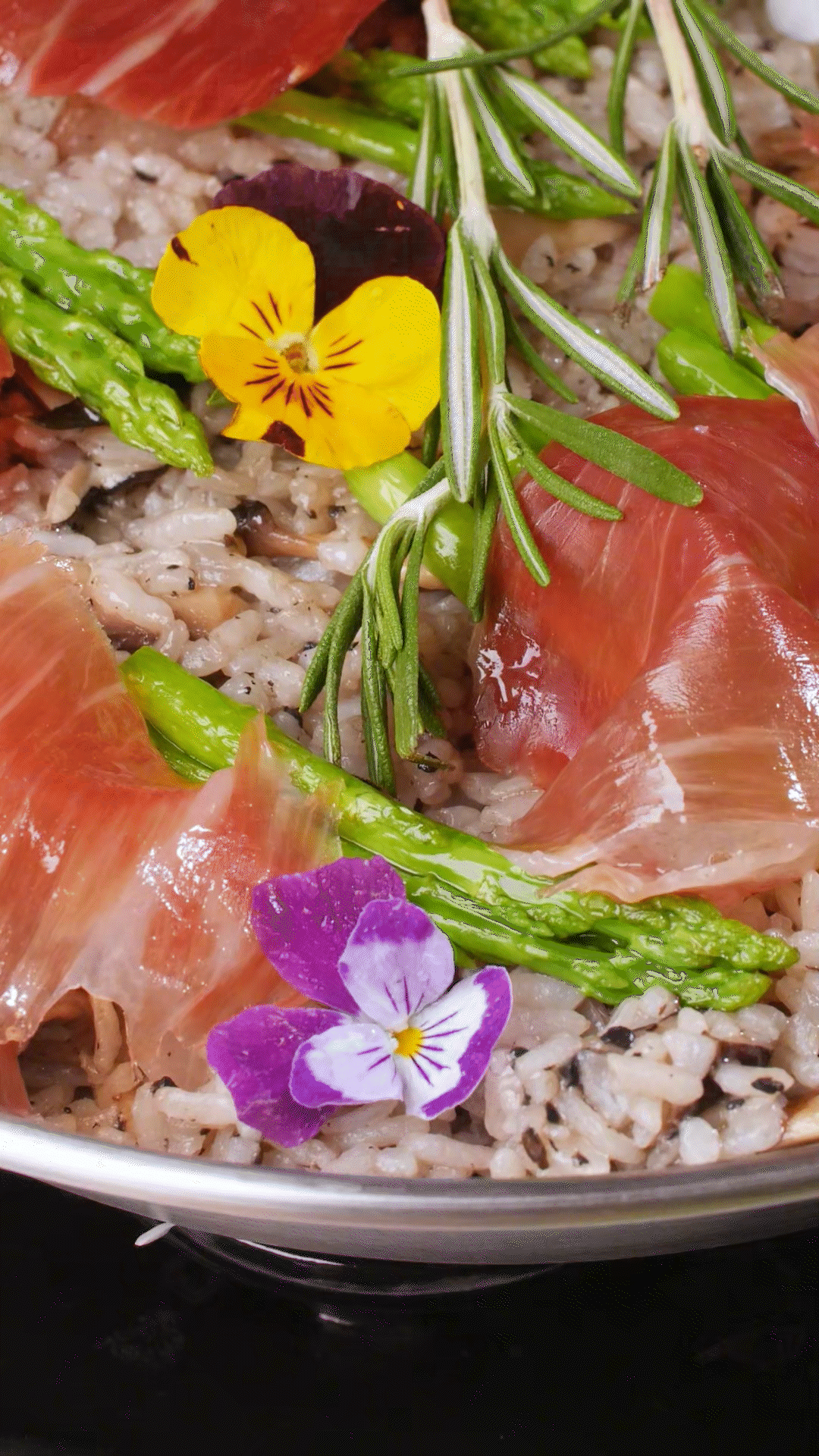 放入預(yù)先煮好的米飯和一碗去油的雞湯，和黑松露醬攪拌均勻
