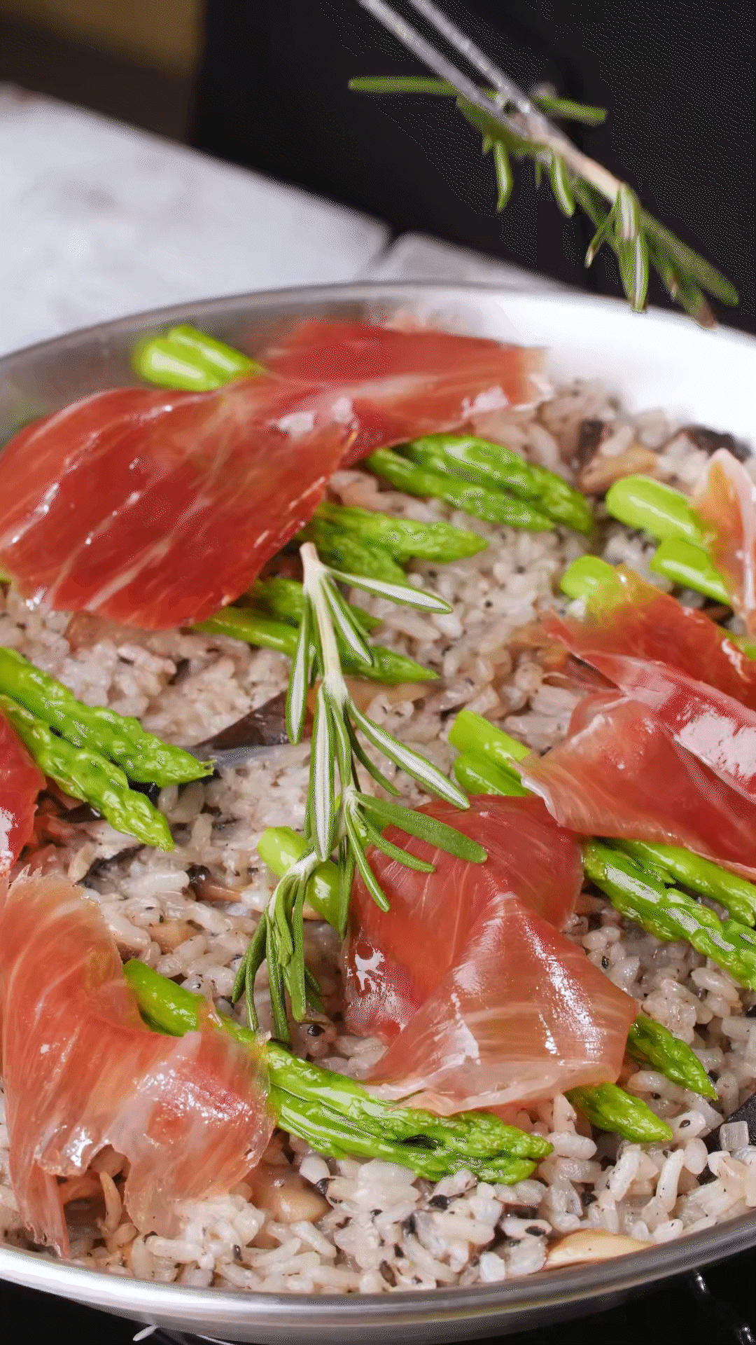 放上巴瑪火腿和蘆筍、點(diǎn)綴迷迭香、三色堇