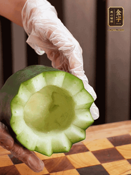 將小冬瓜洗凈，頂端切開去瓜瓤，改刀切口呈鋸齒狀