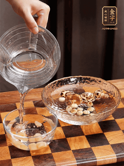 將雞肉、鮑魚、蝦仁焯水，冬菇、蓮子、干貝泡發(fā)