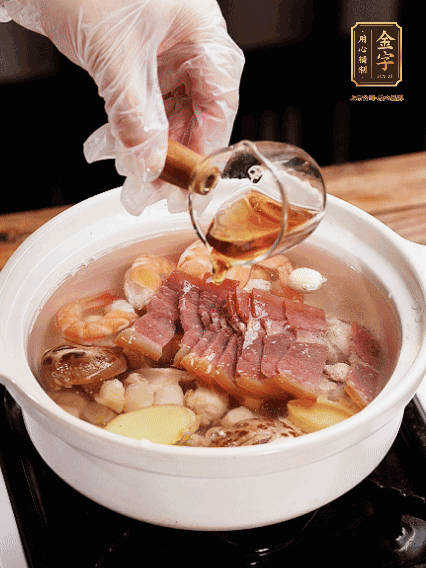 7種食材+帶皮冬瓜塊用砂鍋/電飯煲煮湯功能煮熟，少許鹽、花雕調(diào)味