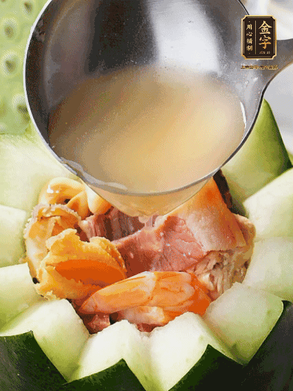 煮好后，盛入冬瓜盅。放入鍋中，可繼續(xù)燉煮，越燉越有味