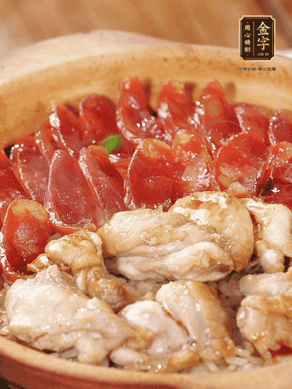 蓋蓋小火燜，沿鍋邊淋一圈油，轉(zhuǎn)動(dòng)砂鍋燜4分鐘