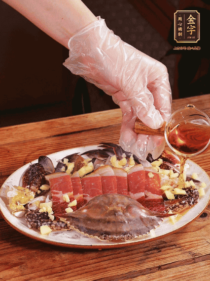 冷水上鍋蒸12分鐘（具體看蟹的大?。?，最后撒上蔥絲、澆上熱油即可