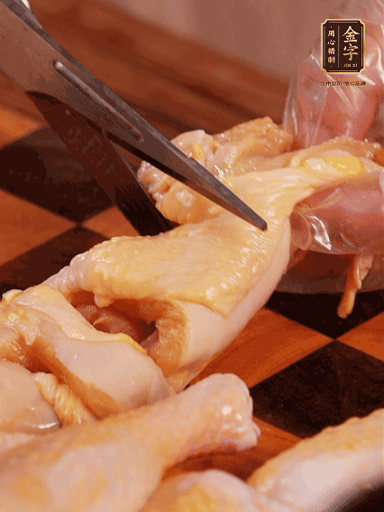 土雞處理干凈，切成大塊，加蔥姜、花雕酒、鹽腌制10分鐘