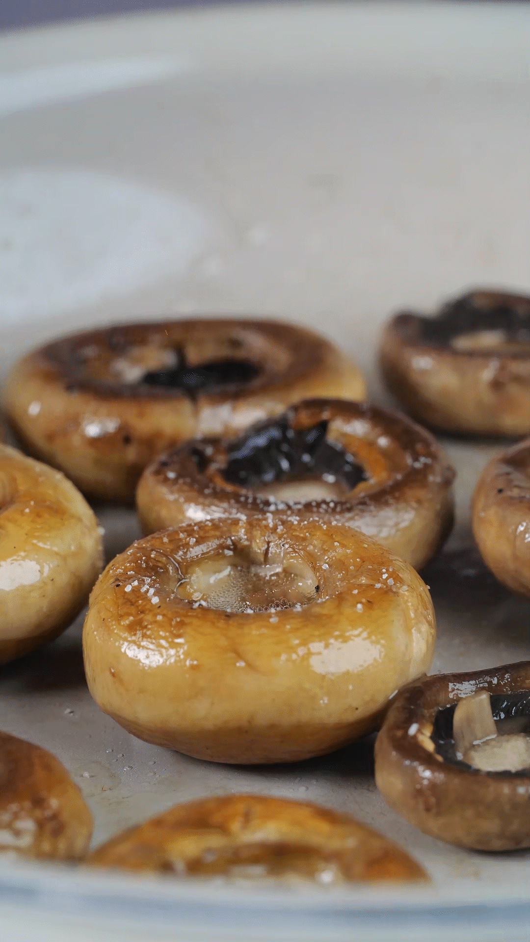 鍋內(nèi)放橄欖油，將口蘑煎至兩面微微焦黃，用黑胡椒海鹽調(diào)味