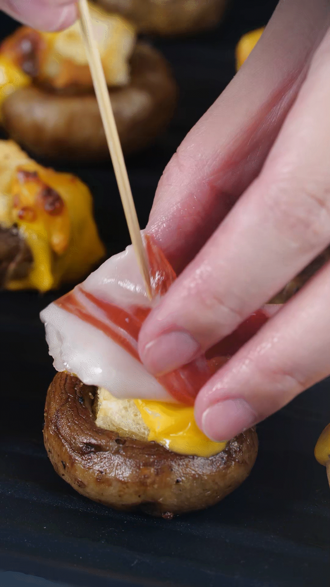 將火腿卷一卷，放在最頂部，插上竹簽