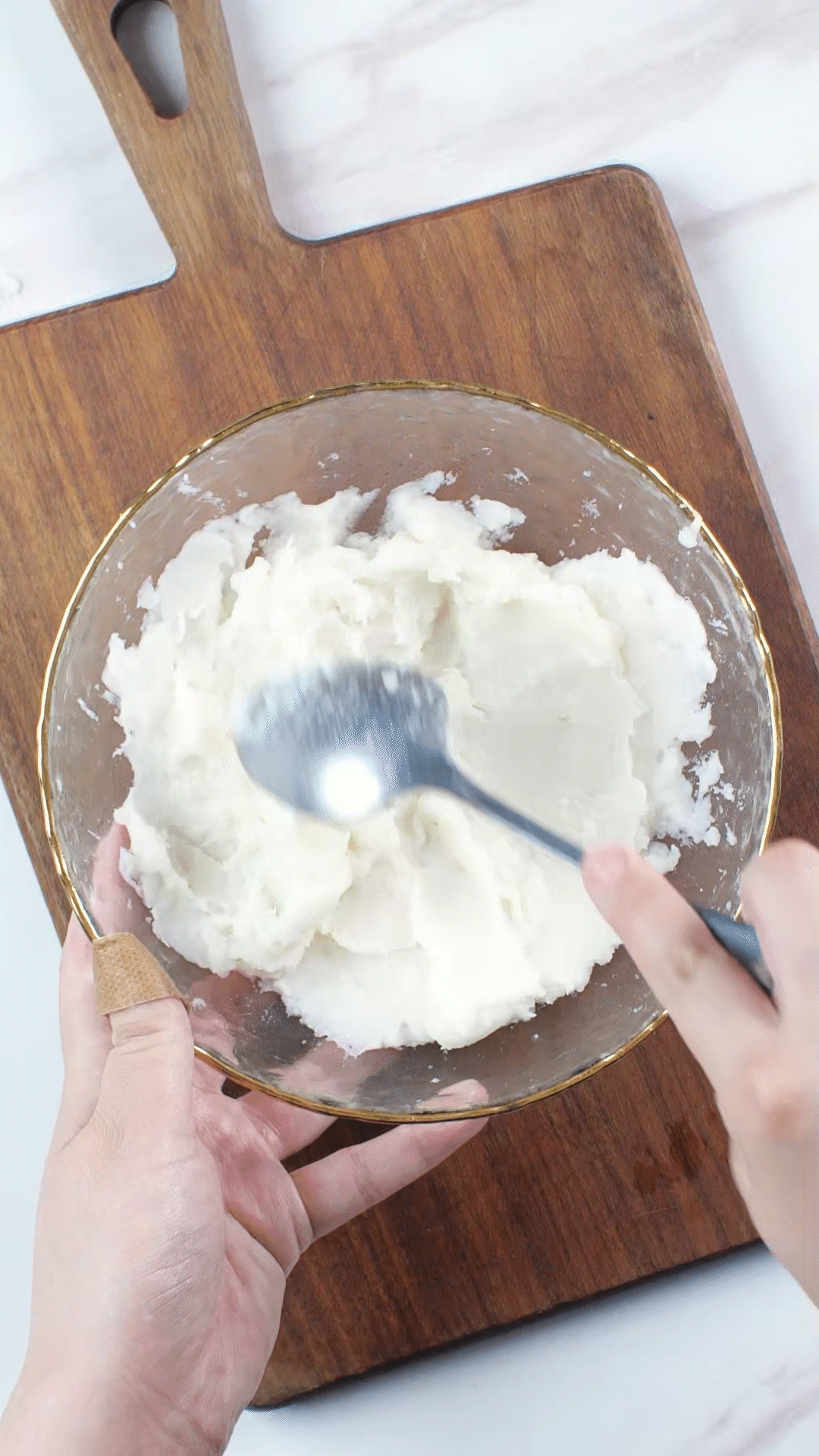 山藥去皮蒸熟，用涂抹奶酪、海鹽、橄欖油調(diào)味