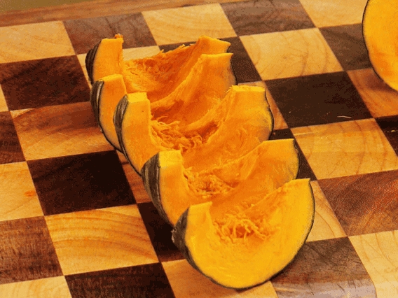 貝貝南瓜去瓤切小塊；干香菇熱水泡發(fā)，切條