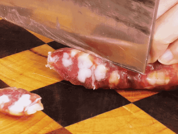 香腸少油煸出香味，下南瓜、板栗、香菇翻炒。2勺生抽、1勺老抽、1勺蠔油、1勺鹽、半勺糖調(diào)味