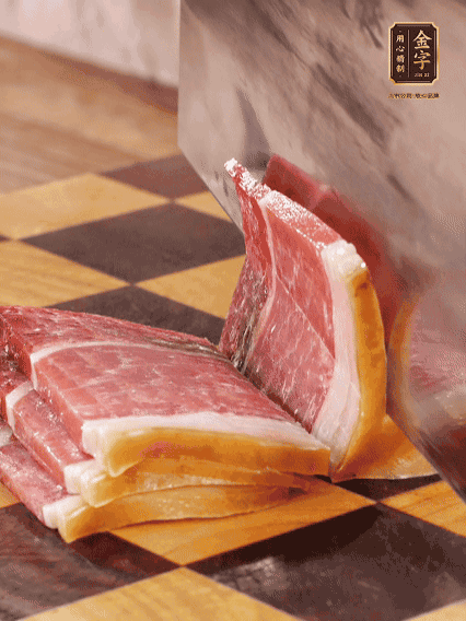 金字火腿切片，溫水浸泡5分鐘；肉皮泡發(fā)，切成小塊。