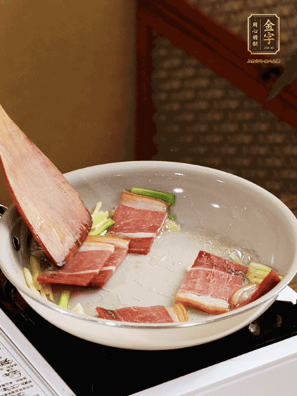 熱油下鍋，火腿、蔥姜蒜煸出香味備用