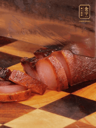 金字醬肉，煮熟切條；蓮藕去皮，切成條狀，焯水2分鐘