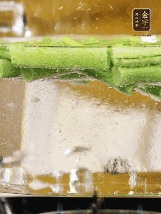 豆角切成段，加油焯水1分鐘