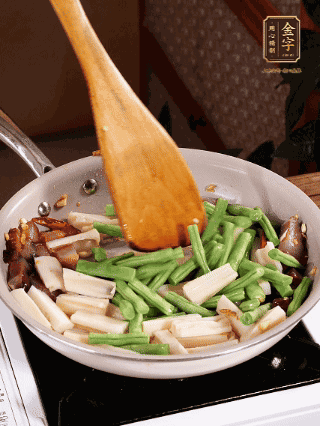 加少許生抽、蠔油、料酒、雞精調(diào)味，少許清水燜2分鐘，炒至豆角皺皮即可