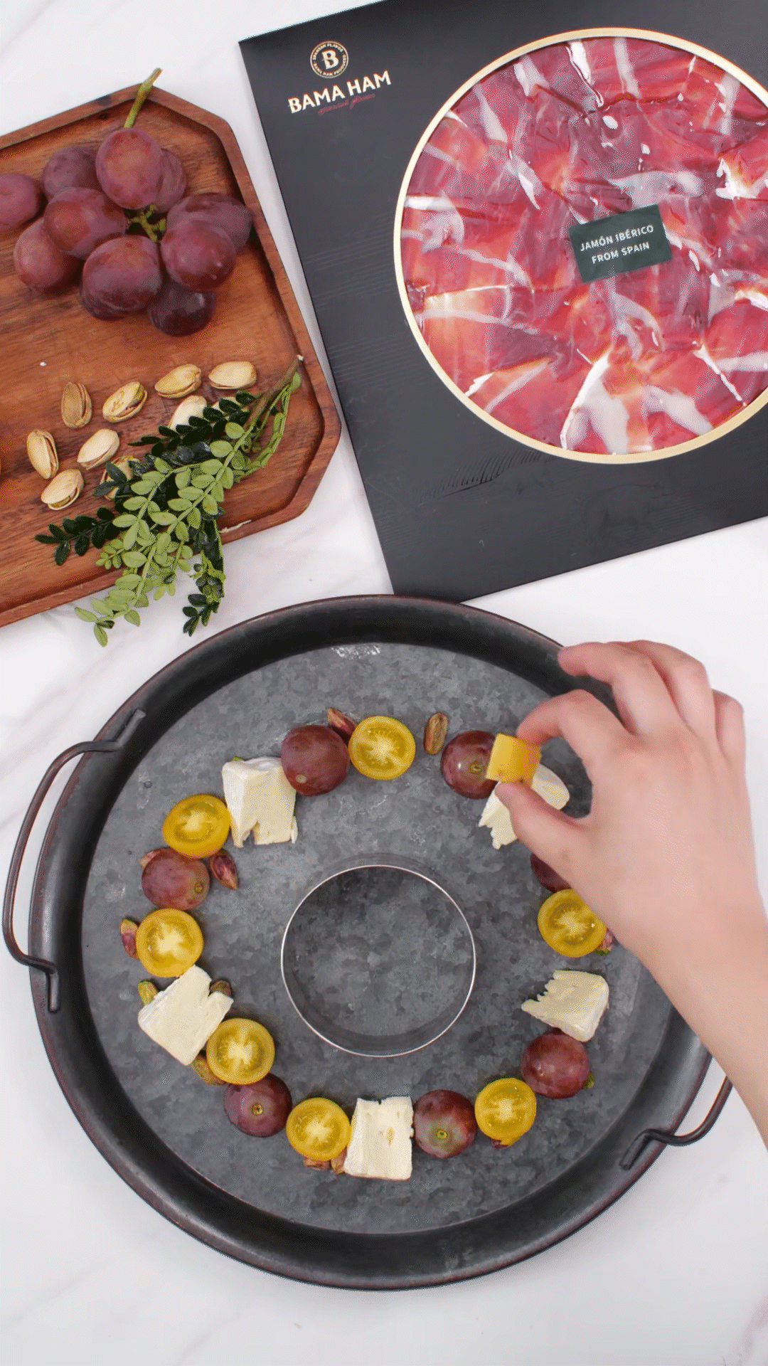 準(zhǔn)備一個(gè)大盤子，中間放上模具（或是一個(gè)空碗）預(yù)留空位，沿著磨具把食材擺盤成花環(huán)裝