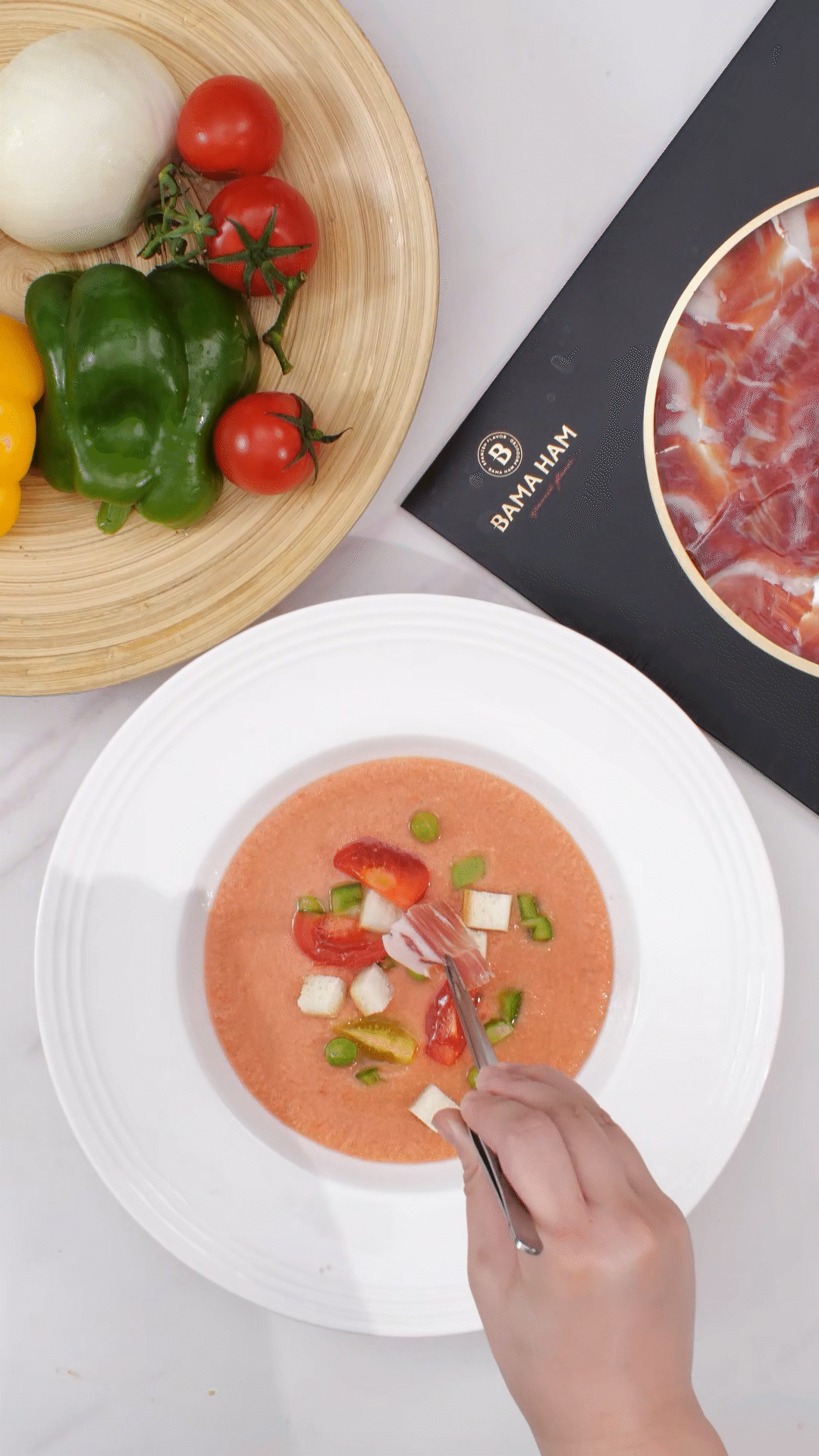 擺盤時，加入青豆，面包丁，黃瓜丁，烤面包丁，番茄丁