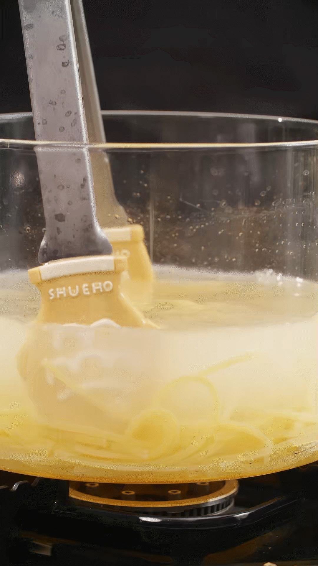 將意面煮熟，到自己喜歡的熟度。撈出過(guò)冷水，瀝干
