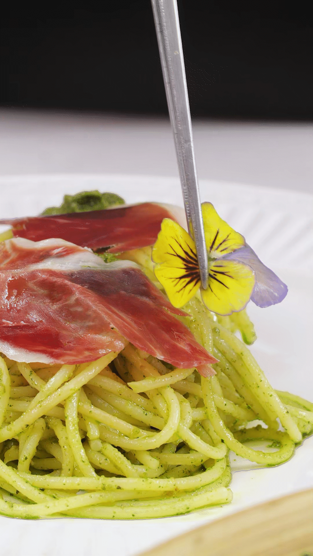 最后放上巴瑪火腿和裝飾花材