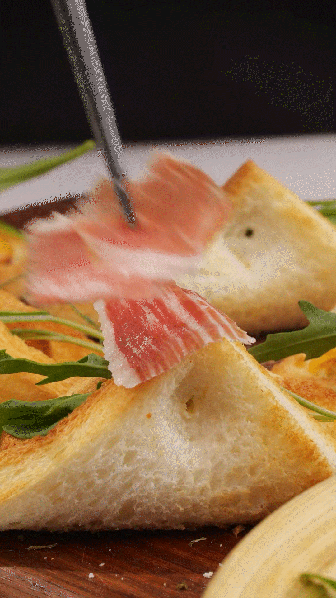 對(duì)折，用牙簽固定
